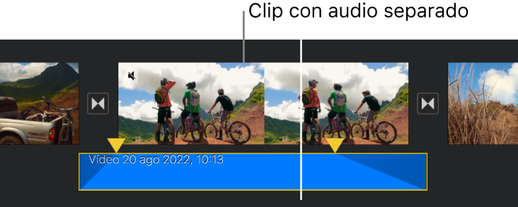 Clip de vídeo en la línea de tiempo con un clip de audio separado de color azul debajo.
