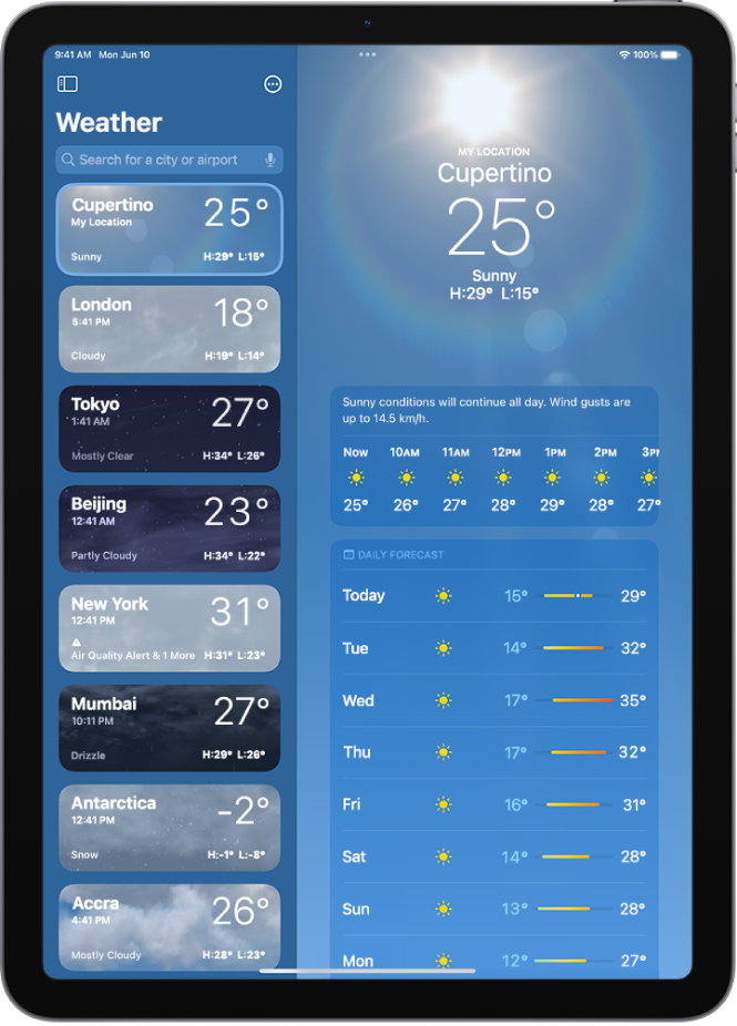 Pantalla de l’app Temps amb la barra lateral al costat esquerre de la pantalla. A la barra lateral hi ha una llista de ciutats amb l’hora actual, la temperatura, la previsió meteorològica i les temperatures màximes i mínimes. A la part de dalt de la llista, se selecciona “La meva ubicació” i al costat dret de la pantalla es mostra la previsió meteorològica i el temps en aquella ubicació.