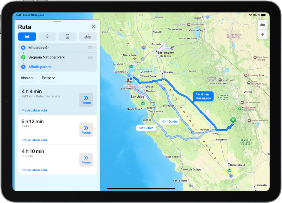 iPad con un mapa con varias opciones de ruta en coche al mismo destino. Cada ruta muestra el tiempo estimado y la distancia, y un botón Pasos para ver las indicaciones detalladas. Cada ruta indica el estado del tráfico con distintos colores.