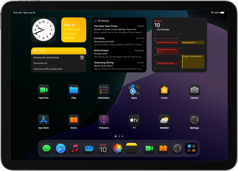 iPad ierīces sākuma ekrāns ar ieslēgtu režīmu Dark Mode.