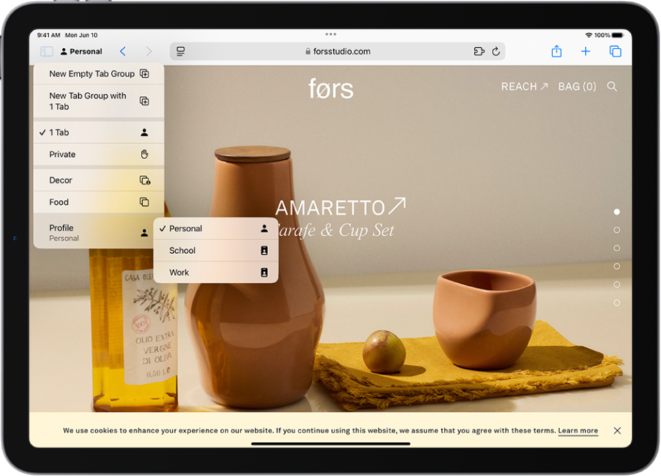 Lietotnē Safari ir atvērta izvēlne Tab Group. Izvēlnes apakšējā daļā ir atlasīts Profile, un izvēlnē ir redzamas opcijas Personal, School un Work.