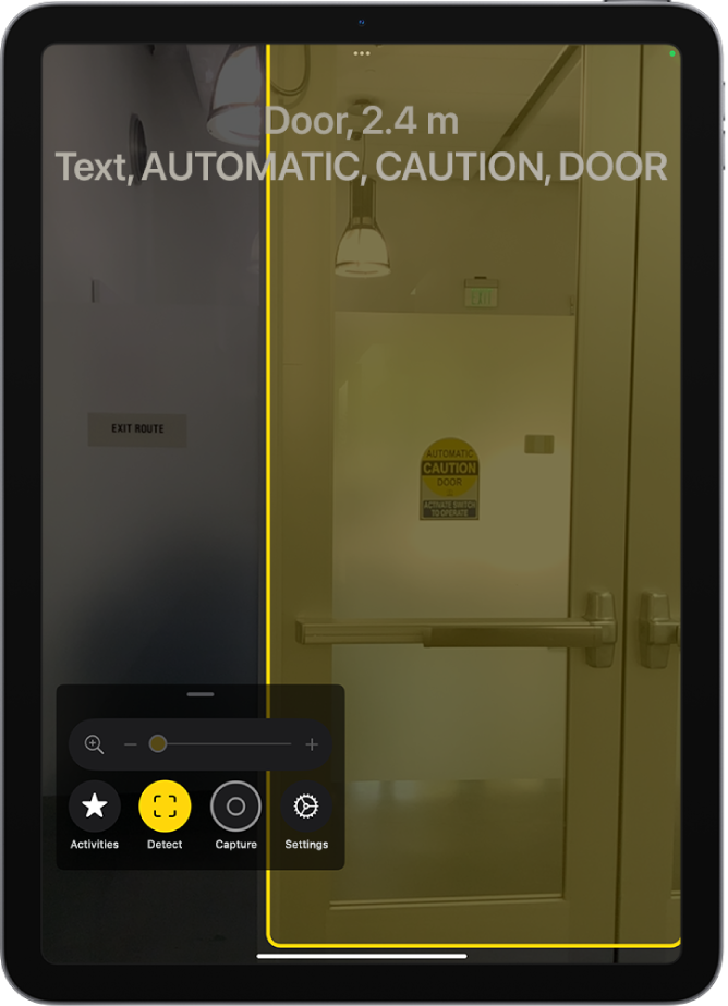 Aplicația Lupă este deschisă și este detectată o ușă. O descriere arată cât de departe este ușa și ce text este pe ușă.