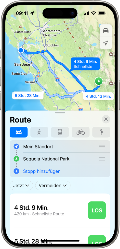 Ein iPhone zeigt eine Karte mit mehreren Optionen für eine Fahrtroute zum selben Ziel. Jede Route zeigt die geschätzte Zeit und Distanz sowie die Taste „Los“ zum Starten einer detaillierten Wegbeschreibung. Farbkodierungen bei jeder Route weisen auf die Verkehrsbedingungen hin.