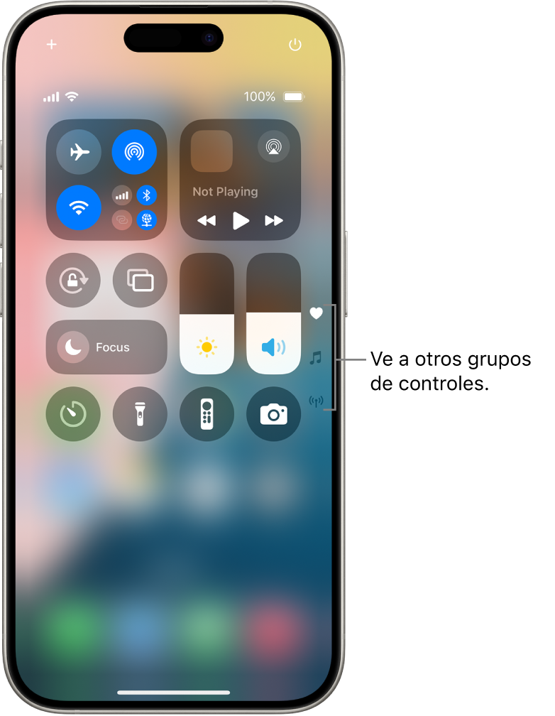 El centro de control abierto en la pantalla del iPhone, con íconos a la derecha para ver otros grupos de controles.