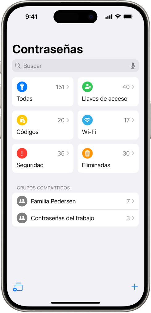 La pantalla de inicio de la app Contraseñas, con botones para Todas, “Llaves de acceso”, “Códigos de verificación”, Wi-Fi, Seguridad y Eliminadas, junto con una lista de grupos compartidos.