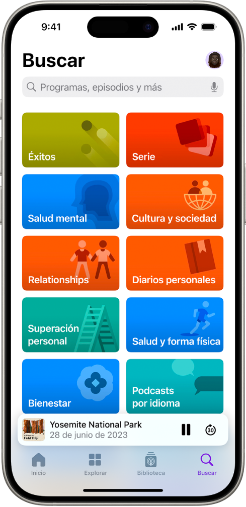 Pantalla Buscar en la app Podcasts con categorías de podcasts. Cerca de la parte inferior de la pantalla está la ilustración del episodio, el título del episodio y los botones Pausa y Retroceder. En la parte inferior de la pantalla se encuentran los botones Inicio, Explorar, Biblioteca y Buscar.