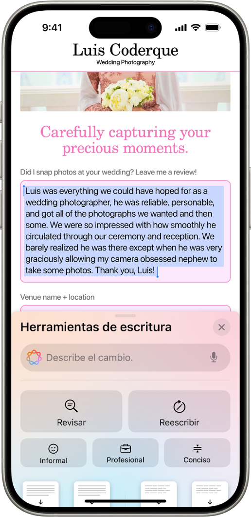 iPhone con texto resaltado en la parte superior de la pantalla y el panel “Herramientas de escritura” en la parte inferior. Panel “Herramientas de escritura” con un campo en la parte superior donde puedes describir el cambio que quieres. Las herramientas de escritura aparecen debajo.