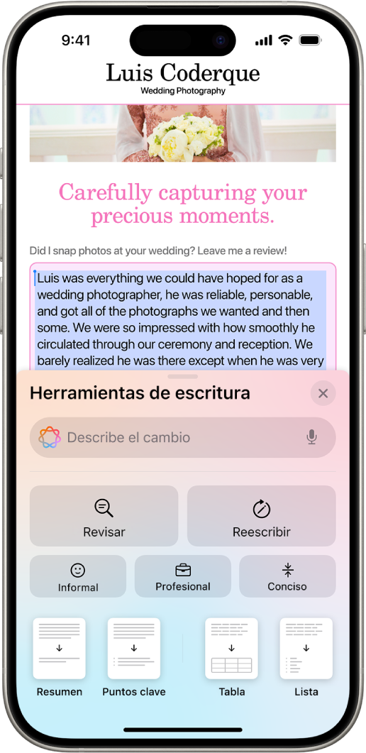 iPhone con texto resaltado en la parte superior de la pantalla y el panel “Herramientas de escritura” en la parte inferior. Panel “Herramientas de escritura” con un campo en la parte superior donde puedes describir el cambio que quieres. Debajo están los botones Revisar y Reescribir. Debajo de eso se puede seleccionar un tono Informal, Profesional o Conciso y en la parte inferior están los botones Resumen, “Puntos clave”, Tabla y Lista.