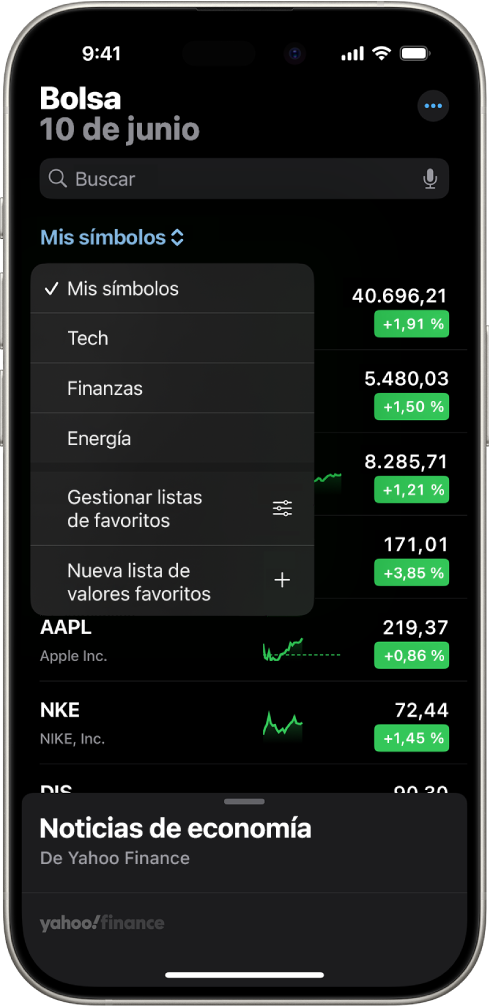 Lista de valores favoritos en la app Bolsa con diferentes valores. Para cada valor de la lista se muestra, de izquierda a derecha, el símbolo y el nombre del valor, una gráfica de su evolución, el precio del valor y el cambio del precio. En la parte superior de la pantalla, la lista de valores favoritos “Mis símbolos” está seleccionada y aparece la siguiente lista de valores favoritos y las siguientes opciones: Tecnología, Economía, Energía, “Gestionar listas de favoritos” y “Nueva lista de valores favoritos”.