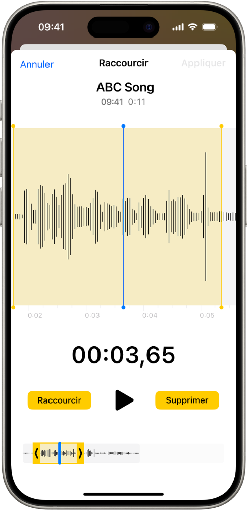 Un enregistrement en cours de modification, avec les poignées d’élagage jaunes entourant une partie de la forme d’onde audio en bas de l’écran. Un bouton Lecture et un minuteur d’enregistrement s’affichent sous la forme d’onde. Les poignées d’élagage se trouvent sous le bouton Lecture. De part et d’autre du bouton Lecture se trouvent deux boutons : le bouton Raccourcir, qui permet de supprimer la partie de l’enregistrement située à l’extérieur des poignées, et le bouton Supprimer, qui permet de supprimer la partie de l’enregistrement située entre les poignées.