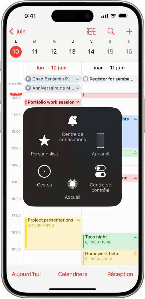 Un iPhone avec le menu AssistiveTouch visible, affichant les commandes « Centre de notifications », Appareil, « Centre de contrôle », Accueil, Gestes et Personnalisé.