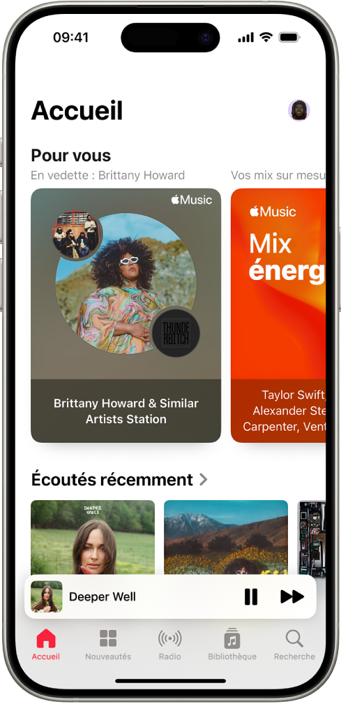 L’écran Accueil de l’app Musique affichant la section « Coups de cœur » en haut. Vous pouvez balayer vers la gauche ou la droite pour afficher d’autres morceaux choisis rien que pour vous. La section Écoutés récemment apparaît en dessous.