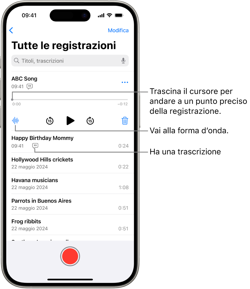 La schermata elenco di Memo Vocali con una registrazione selezionata nella parte superiore. La timeline di registrazione ha una testina di riproduzione che puoi trascinare per andare a un punto specifico della registrazione. Sotto la timeline sono presenti i controlli di riproduzione.