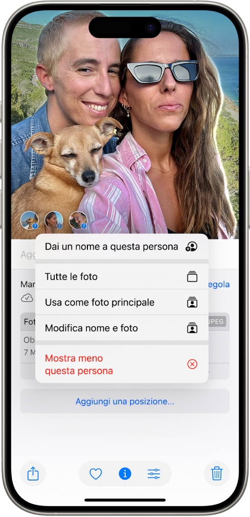 La metà superiore dello schermo di iPhone mostra una foto aperta nell’app Foto. Nell’angolo in basso a sinistra della foto sono presenti punti interrogativi accanto alle persone e agli animali domestici che compaiono nella foto. Viene selezionato un punto interrogativo e viene visualizzato un menu che comprende le seguenti opzioni, dall’alto verso il basso: “Dai un nome a questa persona”, “Tutte le foto”, “Usa come foto principale”, “Modifica nome e foto” e “Mostra meno questa persona”.