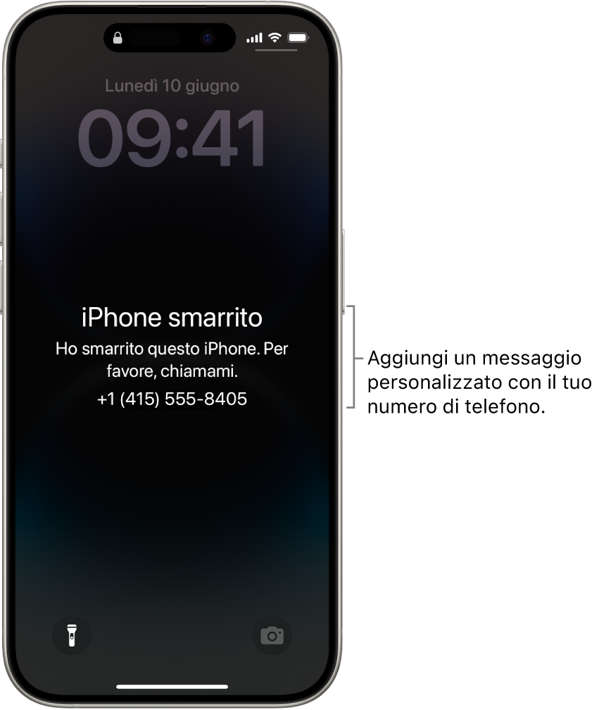 La schermata di blocco di un iPhone con il messaggio che iPhone è stato smarrito Puoi aggiungere un messaggio personalizzato insieme al numero di telefono.