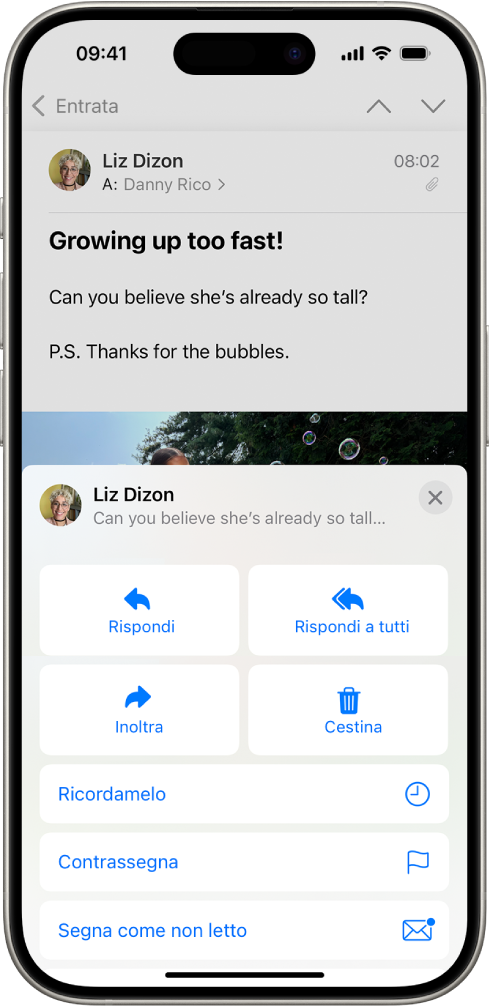 Un’email che mostra le opzioni di risposta. Al centro dello schermo, da sinistra a destra, sono presenti le opzioni Rispondi, “Rispondi a tutti”, Inoltra e Cestina.