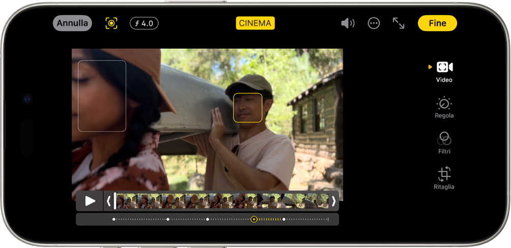 La schermata di modifica di un video in modalità Cinema. Nella parte in alto a sinistra dello schermo, sono presenti il pulsante Annulla, il pulsante per attivare o disattivare manualmente la modalità Cinema e quello per regolare la profondità. In alto al centro, il pulsante Cinema è selezionato. In alto a destra dello schermo, sono presenti il pulsante del volume, il pulsante Altro, quello per attivare la modalità a tutto schermo e il pulsante Fine. Il video è al centro dello schermo e il soggetto a fuoco è evidenziato da un riquadro. Sotto il video è presente il visore fotogrammi che mostra il punto del video in cui la messa a fuoco del soggetto cambia. I pulsanti di modifica si trovano a destra dello schermo e sono, dall’alto al basso: Video, Regola, Filtri e Ritaglia.