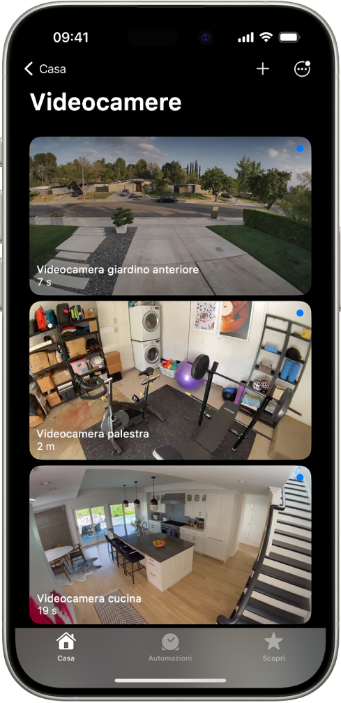 La schermata Videocamere, che mostra le immagini provenienti da tre videocamere di sicurezza, quella del cortile anteriore, della palestra domestica e della cucina. Sotto il nome di ciascuna videocamera viene mostrato il tempo trascorso dall’ultimo aggiornamento dell’immagine. Ad esempio, la videocamera del cortile anteriore mostra che l’immagine è stata aggiornata 7 secondi prima.