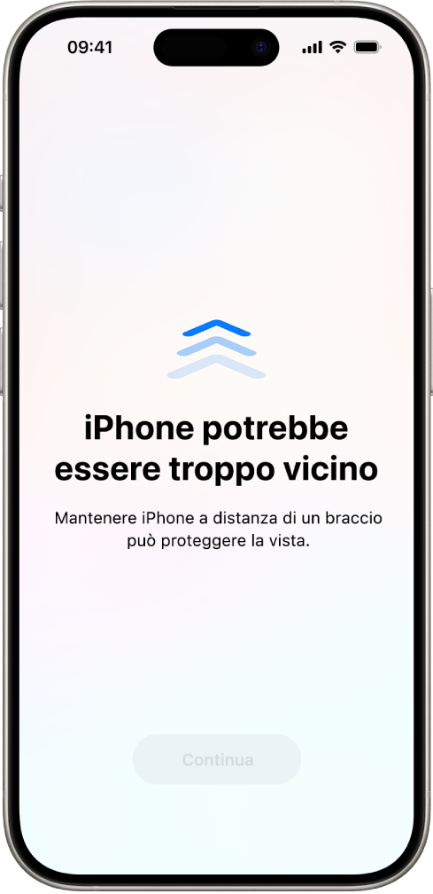 Un avviso sullo schermo che informa che stai tenendo iPhone troppo vicino e che dovresti allontanarlo per proteggere la tua salute visiva. L’avviso copre la schermata, impedendoti di continuare. È presente un pulsante Continua che diventa attivo quando sposti iPhone a una distanza sicura.