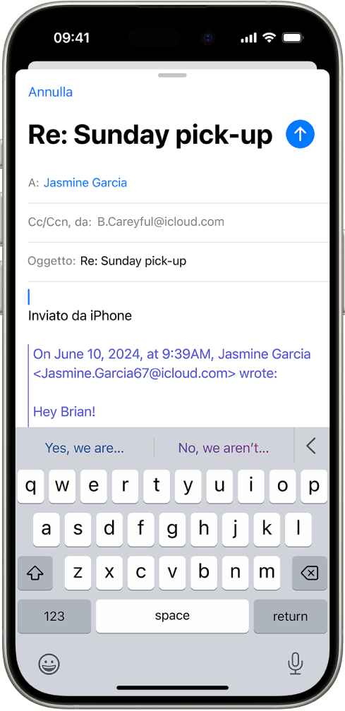 Su iPhone, l’utente sta rispondendo a una email. Le risposte suggerite vengono visualizzate sopra alla tastiera.