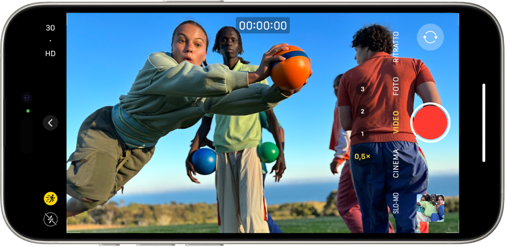 iPhone è in orientamento orizzontale. La fotocamera è aperta in modalità Video. Nell’inquadratura è presente una persona che corre. Nell’angolo in basso a sinistra è presente il pulsante Flash. Sul lato sinistro, al centro, è presente il pulsante “Controlli fotocamera”. Nell’angolo in alto a sinistra sono presenti i controlli rapidi per cambiare la risoluzione del video e la frequenza dei fotogrammi. Il pulsante Azione nell’angolo in alto a sinistra è attivo. Sul lato destro, dall’alto verso il basso, sono presenti il pulsante “Strumento di selezione della fotocamera - posteriore”, il pulsante di registrazione e il pulsante per visualizzare foto e video nella libreria. Nel visore è presente una persona che corre.