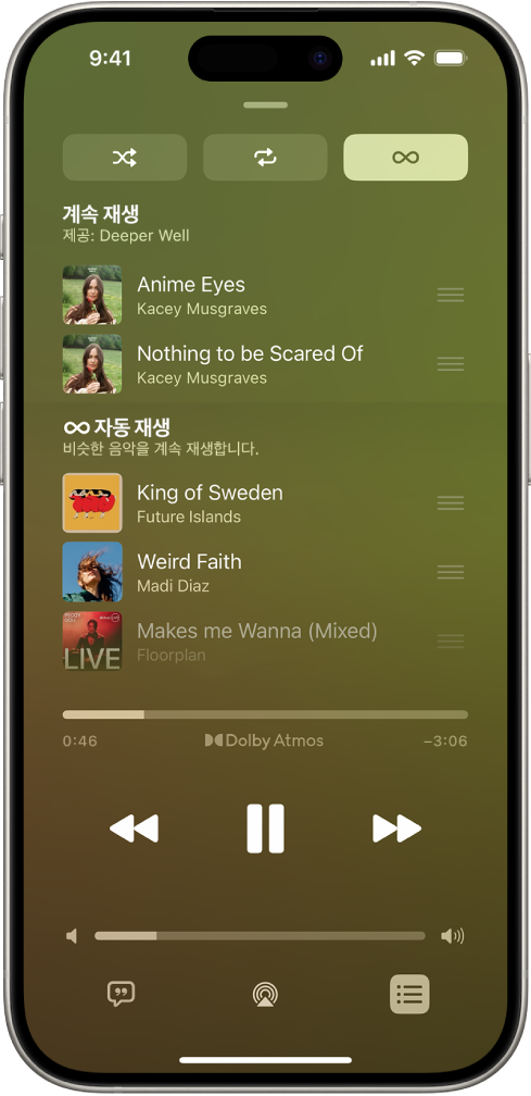 자동 재생이 켜져 있는 재생 대기 목록이 표시된 지금 재생 중 화면. 유사한 노래가 앨범의 노래 아래에 나타남.