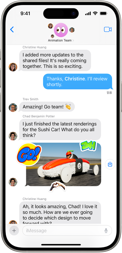 공유 파일을 포함한 그룹 대화가 표시된 iPhone.