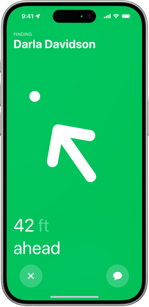Asmens, aptikto naudojant funkciją „Tikslusis radimas“, vardas yra viršutiniame kairiajame kampe, o rodyklė nurodo jo kryptį su įvertinimu, kaip toli jis yra. Ekrano apačioje yra mygtukai, skirti uždaryti „Tikslusis radimas“ ir siųsti žinutę asmeniui.