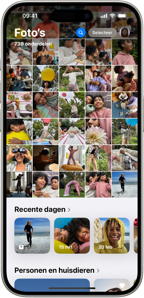 De Foto's-app is geopend. In het bovenste tweederdedeel van het scherm staat de fotobibliotheek in een raster. Daaronder staat de fotoverzameling 'Recente dagen' en daaronder weer de verzameling 'Personen en huisdieren'.