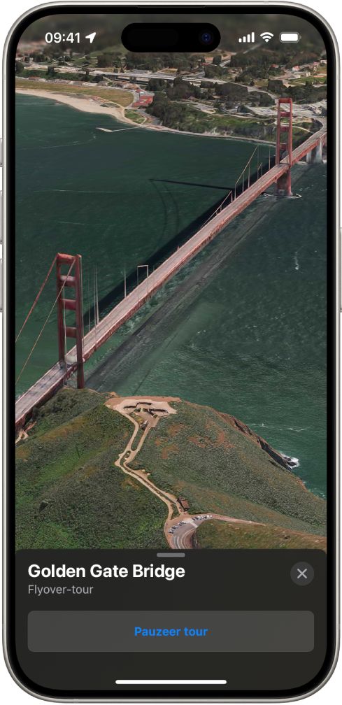 Een actieve Flyover-tour met een 3D-beeld van een oriëntatiepunt vanuit de lucht gezien, en een knop om de tour te pauzeren.