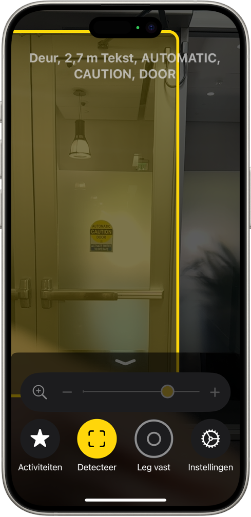 De Vergrootglas-app is geopend en er is een deur gedetecteerd. Een beschrijving geeft aan hoe ver de deur van je vandaan is en wat er op de deur staat.