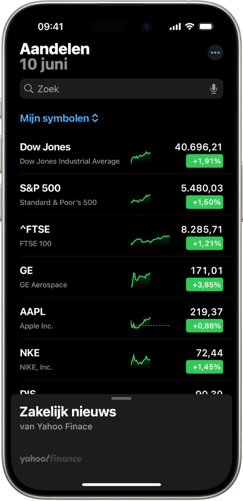 Een volglijst in de Aandelen-app met verschillende aandelen. Voor elk aandeel in de lijst zie je van links naar rechts: het aandelensymbool en de naam, een ontwikkelingsgrafiek, de koers en de koerswijziging. Boven in het scherm zie je boven de volglijst 'Mijn symbolen' een zoekveld. Onder in het scherm zie je 'Zakelijk nieuws'. Veeg omhoog over 'Zakelijk nieuws' om artikelen weer te geven.