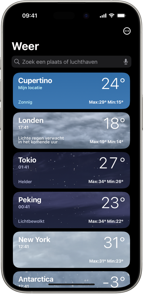 Het Weer-scherm, met een lijst van steden met de huidige tijd, temperatuur, weersverwachting en maximum- en minimumtemperatuur. Boven in het scherm is het zoekveld te zien en rechtsbovenin de knop 'Meer'.