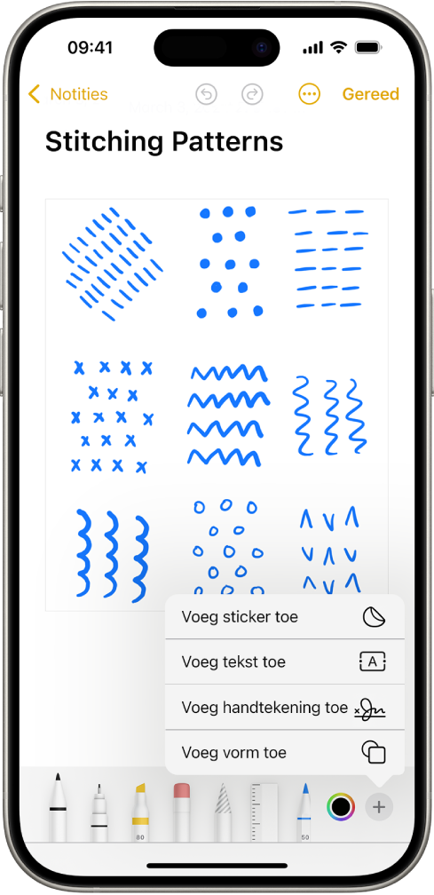 De markeringsknoppenbalk is open onder in een notitie in de Notities-app en de knop met het plusteken rechtsonder in het scherm is geselecteerd. De volgende opties zijn beschikbaar in het menu om elementen toe te voegen: 'Voeg sticker toe', 'Voeg tekst toe', 'Voeg handtekening toe' en 'Voeg vorm toe'.