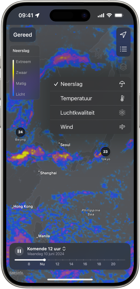 Een temperatuurkaart van de omgeving wordt schermvullend weergegeven op de iPhone. Rechtsbovenin staan van boven naar beneden de knoppen 'Huidige locatie', 'Favoriete locaties' en 'Overlay-menu'. De knop 'Overlay-menu' is geselecteerd en de knoppen voor neerslag, temperatuur, luchtkwaliteit en wind zijn te zien. De neerslagknop is geselecteerd. Linksboven staan de knop 'Gereed' en de schaal voor de neerslagkaart.