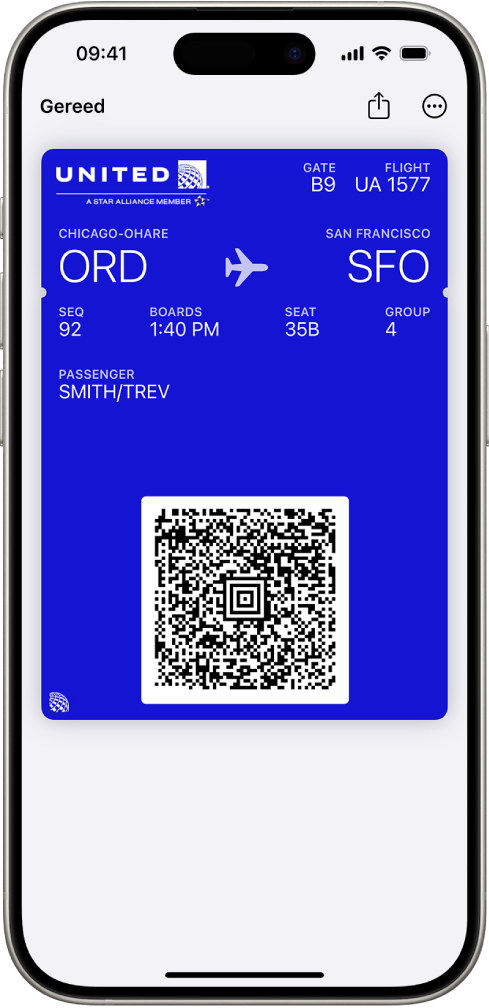 Een instapkaart in de Wallet-app met de vluchtinformatie en een QR-code.
