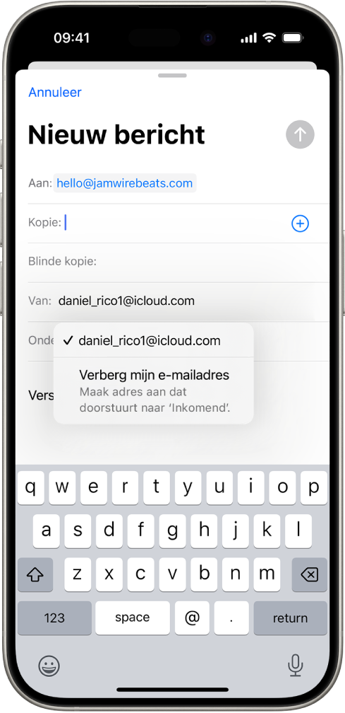 Een concept-e‑mail die wordt opgesteld. Het veld 'Van' is geselecteerd, met daaronder twee opties: een persoonlijk e‑mailadres en 'Verberg mijn e‑mailadres'.