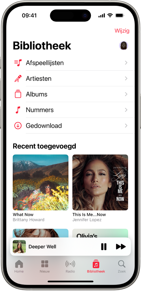 Het Bibliotheek-scherm met een lijst categorieën, waaronder 'Afspeellijsten', 'Artiesten', 'Albums', 'Nummers' en 'Gedownload'. De kop 'Pas toegevoegd' wordt onder de lijst weergegeven. In de minispeler zie je de titel van het huidige nummer, met de knoppen 'Pauze' en 'Volgende' onderin.