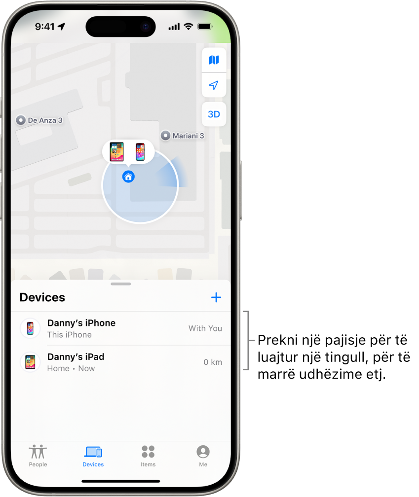 Ekrani Find My screen i hapur te lista Devices. Ka dy pajisje në listën Devices: Danny’s iPhone dhe Danny’s iPad. Vendndodhjet e tyre shfaqen në një hartë.