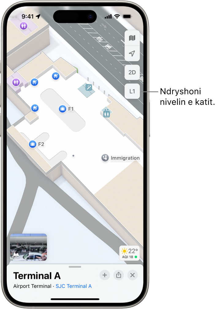 Një hartë e brendshme e një terminali aeroporti. Artikujt përfshijnë një pikë kontrolli për imigracionin, shkallët, banjat dhe ndihmën e parë. Mund të ndryshoni nivelet e hartave shumëkatëshe duke përdorur butonin e shënuar L1 (për Level 1).