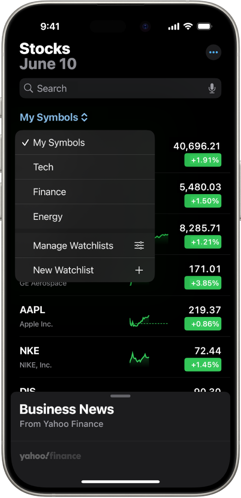 Një listë shikimi në aplikacionin Stocks që tregon një listë të aksioneve të ndryshme. Secili aksion në listë tregon, nga e majta në të djathtë, simbolin dhe emrin e aksionit, një grafik të ecurisë, çmimin e aksionit dhe ndryshimin e çmimit. Në krye të ekranit është zgjedhur lista e monitorimit My Symbols dhe ofrohen listate monitorimit dhe opsionet e mëposhtme: Tech, Finance, Energy, Manage Watchlists dhe New Watchlist.