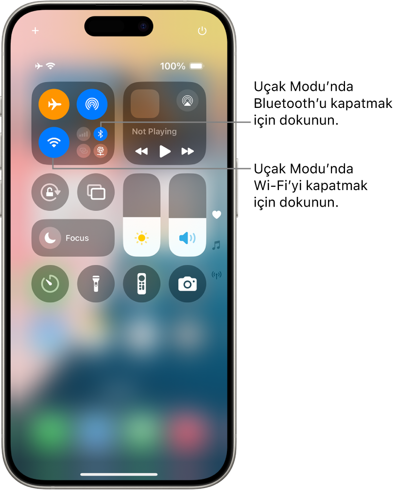 iPhone Denetim Merkezi. Sol üstteki denetim grubunda Uçak Modu düğmesi (sol üstte), Wi-Fi düğmesi (sol altta) ve Bluetooth düğmesi (sağ altta) var. Uçak Modu, Wi-Fi ve Bluetooth özelliklerinin tamamı açık. Uçak Modu’nda Bluetooth’u kapatmak için Bluetooth düğmesine dokunun. Uçak Modu’nda Wi-Fi’yi kapatmak için Wi-Fi düğmesine dokunun.