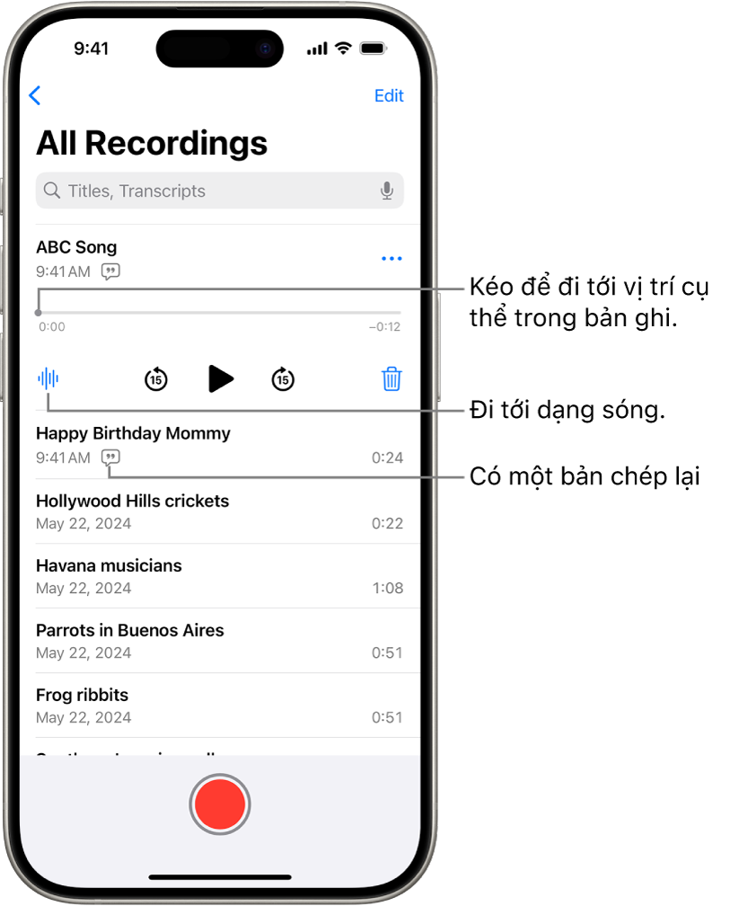 Màn hình danh sách Ghi âm với một bản ghi được chọn ở đầu. Dòng thời gian bản ghi có một đầu phát mà bạn có thể kéo để đi tới một vị trí cụ thể trong bản ghi. Các điều khiển phát ở bên dưới dòng thời gian.