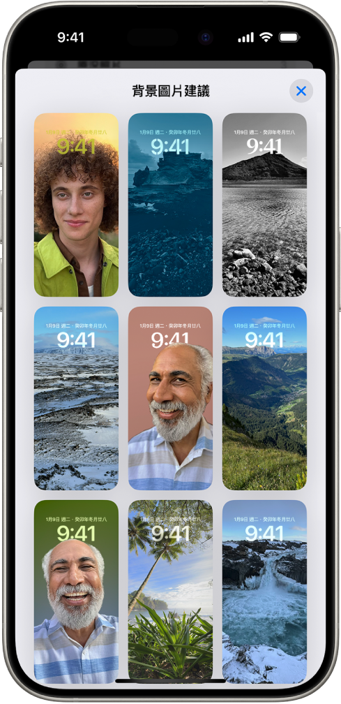 「照片」App 中的「背景圖片建議」打開。自動產生的照片、濾鏡效果和時鐘字體組合顯示在建議項目列表中。
