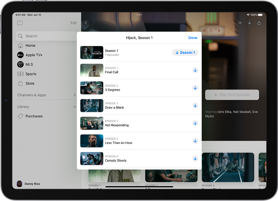 Η καρτέλα Apple TV+ όπου φαίνεται μια λίστα επεισοδίων ενός Apple Original. Τα κουμπιά για λήψη ολόκληρης της σεζόν και κάθε επεισόδιο εμφανίζονται στη δεξιά πλευρά της οθόνης.