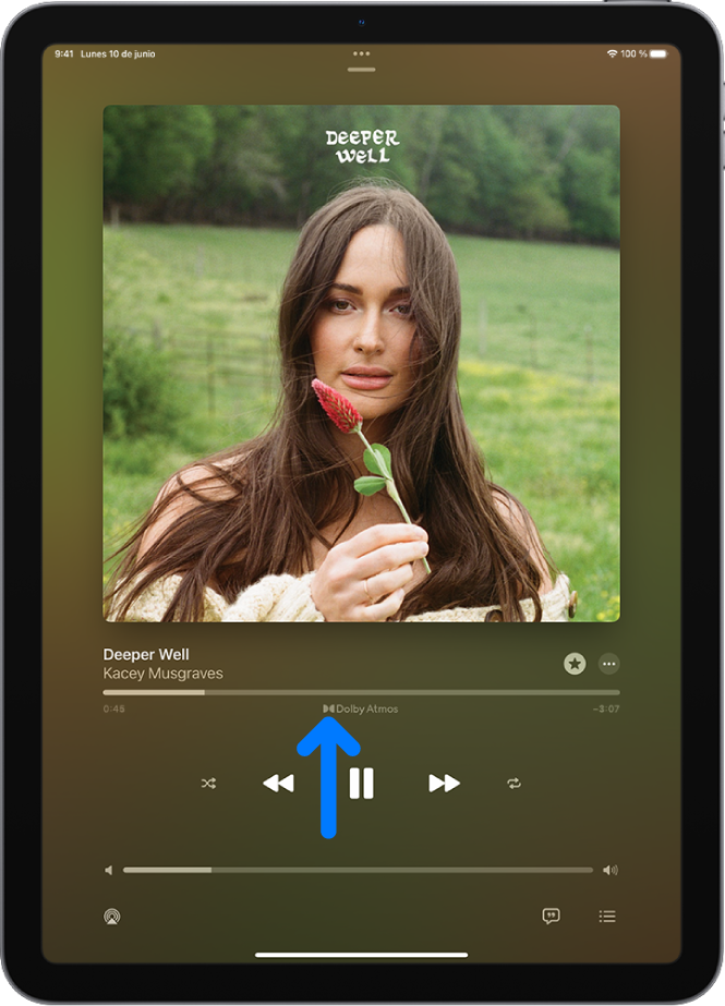 La pantalla “Ahora suena” con el icono de Dolby Atmos en la pista que se está reproduciendo.