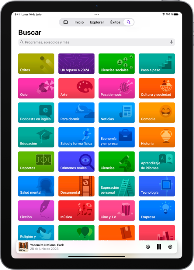 Pantalla Buscar en la app Podcasts con categorías de podcasts. En la parte inferior de la pantalla está la ilustración del episodio, el título del episodio y los botones Retroceder, Pausa y Avanzar.