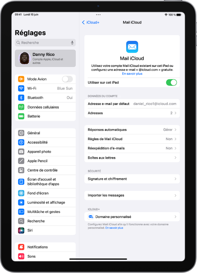 L’app Réglages ouverte sur l’écran « Mail iCloud ». L’option « Domaine de messagerie personnalisé » apparaît en bas du menu.