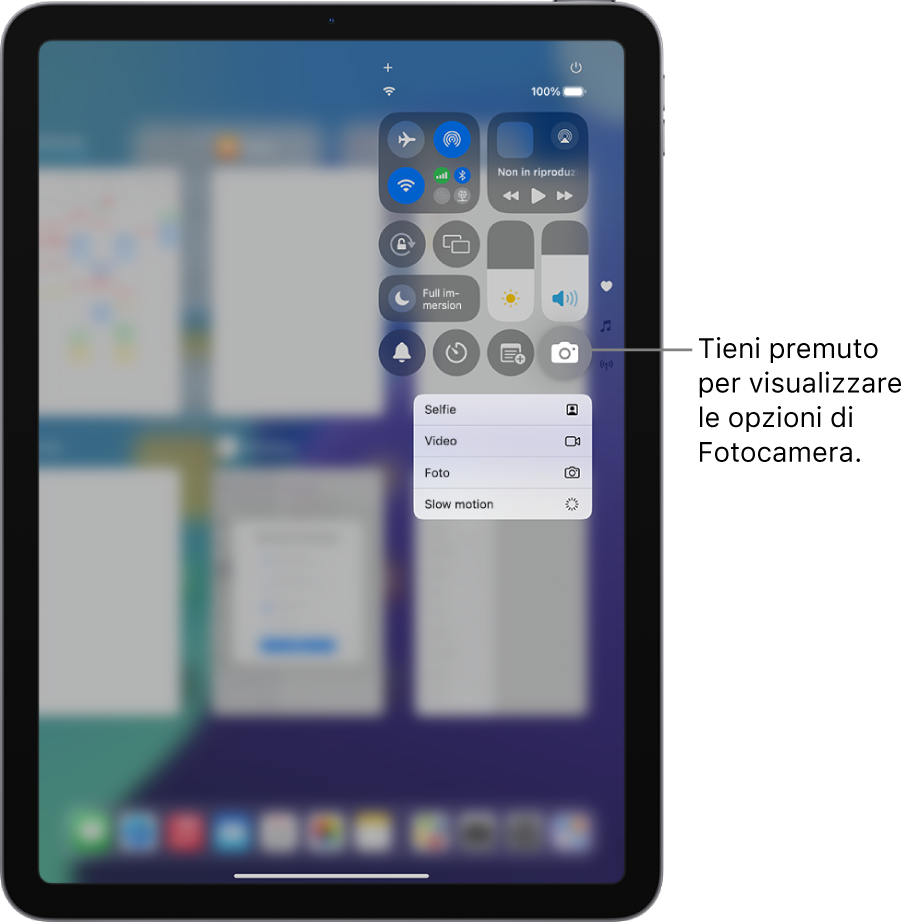 Una schermata che mostra le opzioni aggiuntive di Fotocamera disponibili in Centro di Controllo quando tocchi e tieni premuto il controllo Fotocamera. Le opzioni sono Selfie, Video, Foto e Slo-mo.