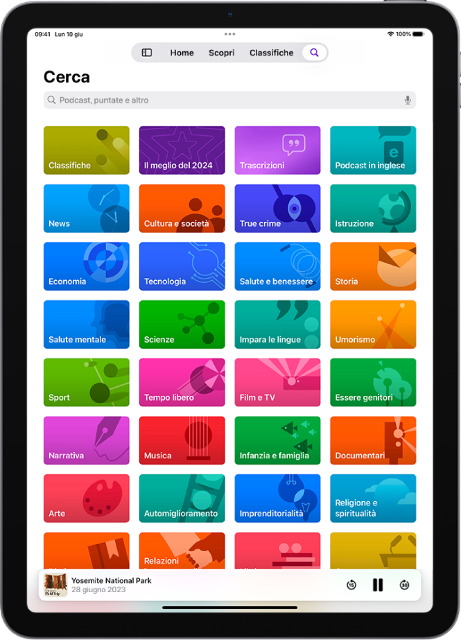 La schermata di ricerca nell’app Podcast, che mostra le varie categorie di podcast. Nella parte inferiore dello schermo sono mostrati l’illustrazione e il titolo della puntata, nonché i pulsanti per mandare indietro, mettere in pausa e mandare avanti.